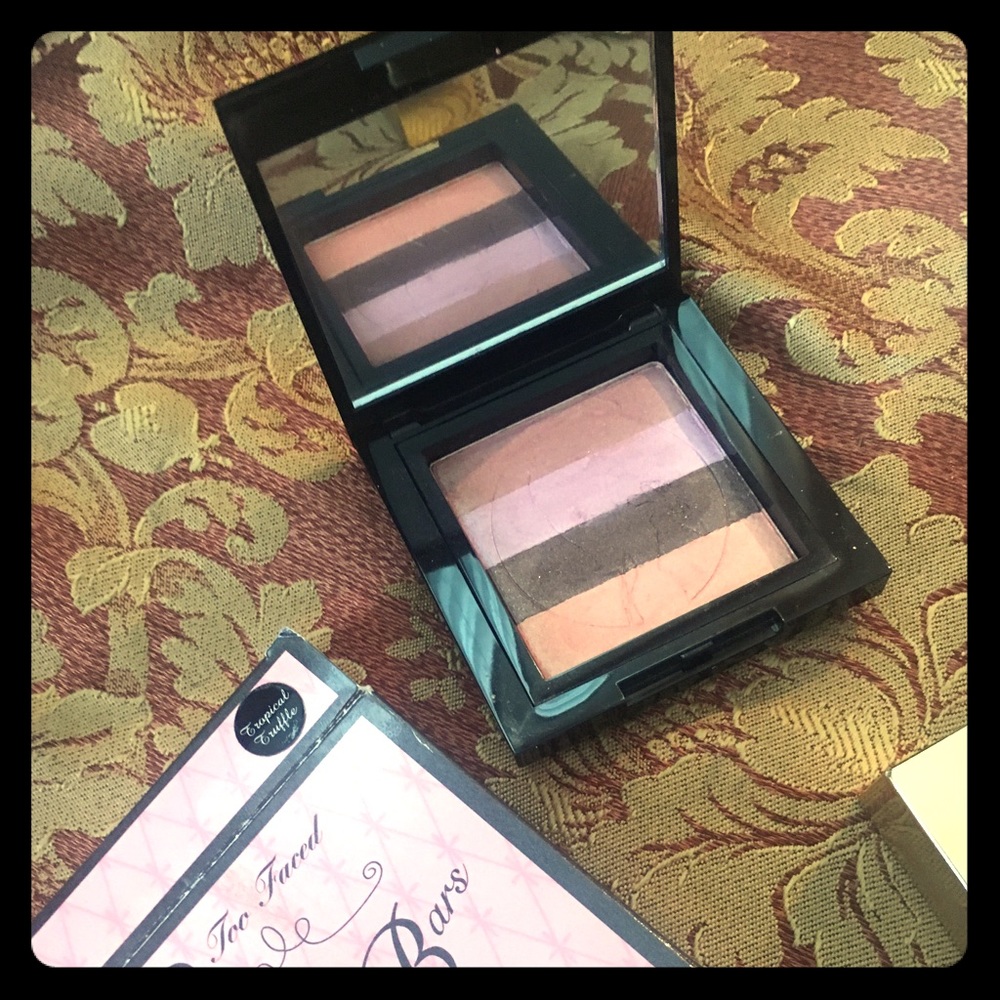 Too faced pallet or bronzer eyeshadow